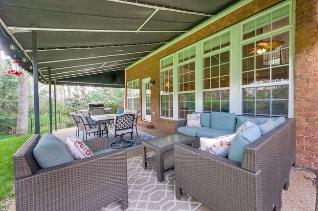 Building Photo - 2005 Daylily Dr