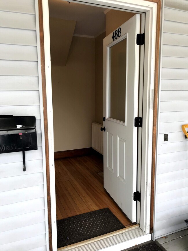 Private entrance - 488 Woodford St