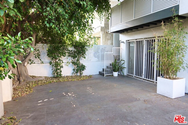 Building Photo - 21 1/2 Wavecrest Ave