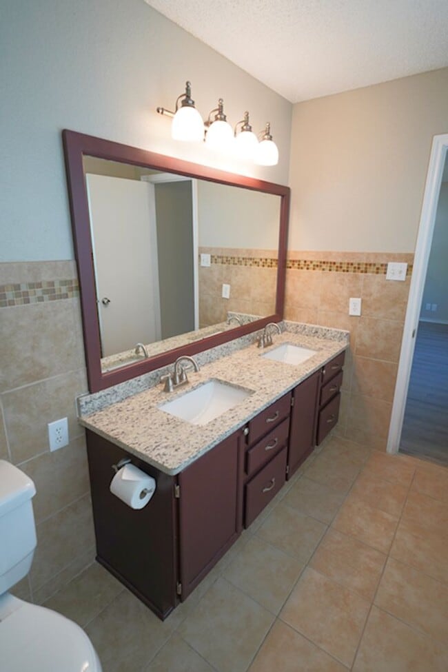 Building Photo - Wonderful Home in the Quiet Kingswood Heights Subdivision - Realtor Commission: $500