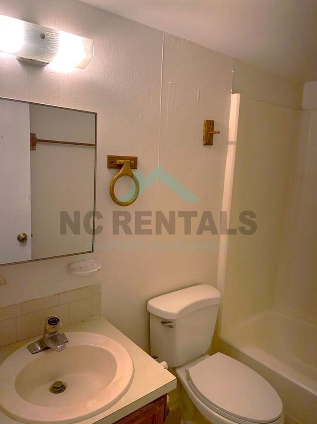 Building Photo - Renovated 2-Bedroom, 1-Bathroom Unit #B in...