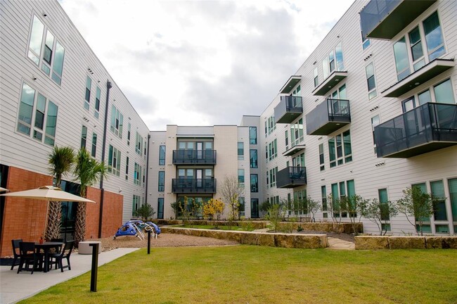 Building Photo - 5310 Helen St