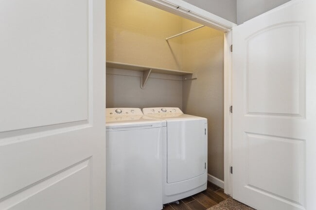 Building Photo - Gorgeous Condo