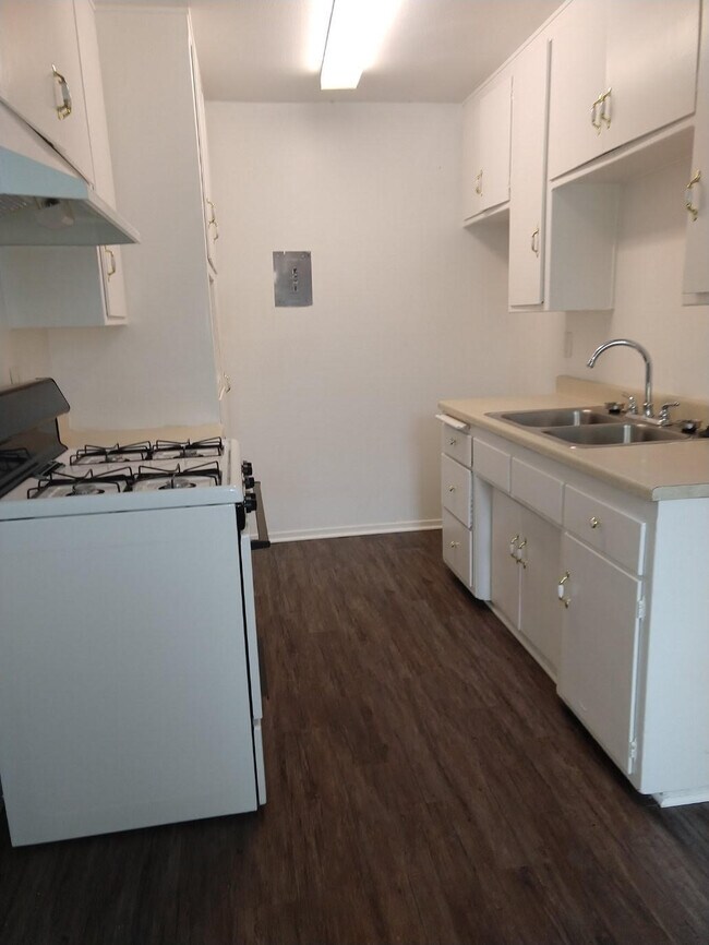 Kitchen - Pacific Gardens Apartments
