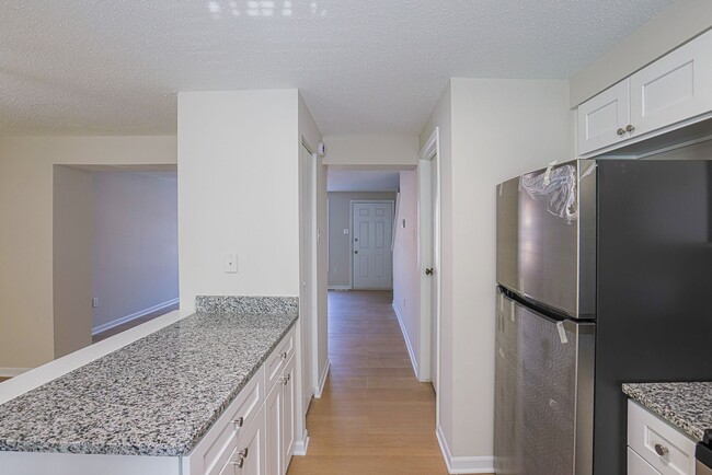 Building Photo - JUST RENOVATED Huge 3 bedroom 3 bathroom t...