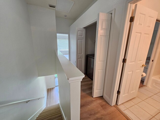 Building Photo - 2 Bedroom, 1.5 bath townhome in gated comm...