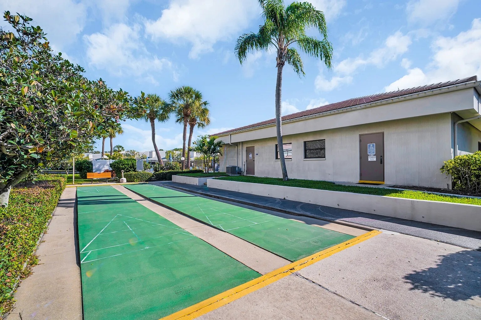 Club Room - 1332 Pasadena Ave S