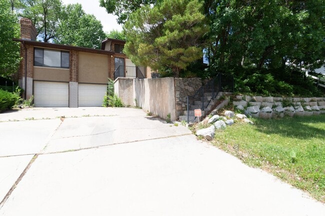 Building Photo - Enormous 4 Bed / 3 Bath Pet Friendly Home ...