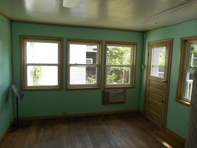 Building Photo - 1608 E University St