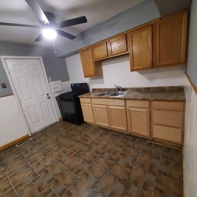 Building Photo - Charming 3-Bedroom Property in Prime Location