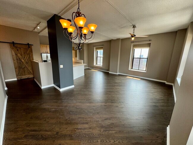 Building Photo - 600 S Dearborn St