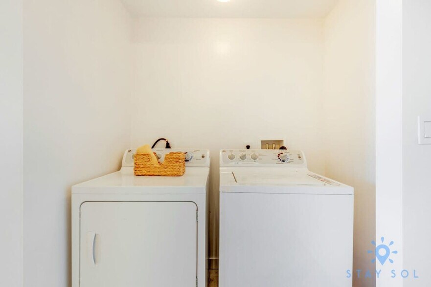 Building Photo - 2601 E Hallandale Beach Blvd