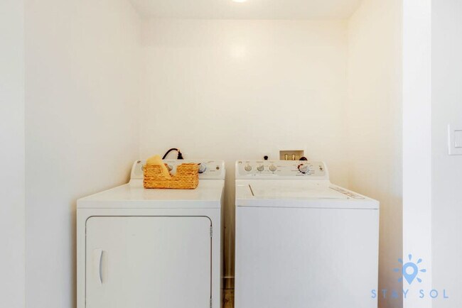 Building Photo - 2602 E Hallandale Beach Blvd
