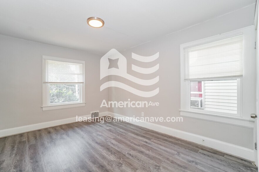 Building Photo - 985 Delia Ave