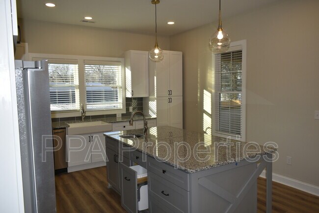 Building Photo - 306 S First St