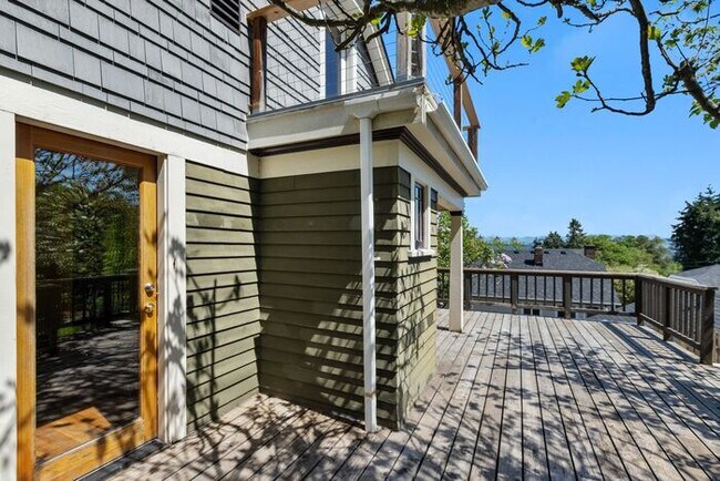 Building Photo - Charming AIR CONDITIONED Leschi Craftsman