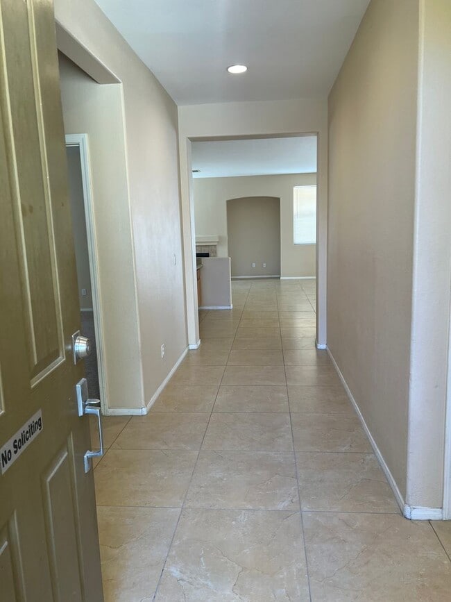 Building Photo - COVENTRY ANTHEM SINGLE STORY HOME!!