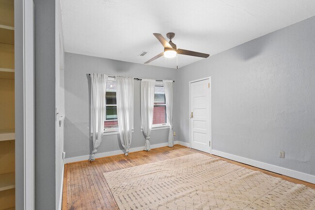 Building Photo - 2422SE / 2424SE