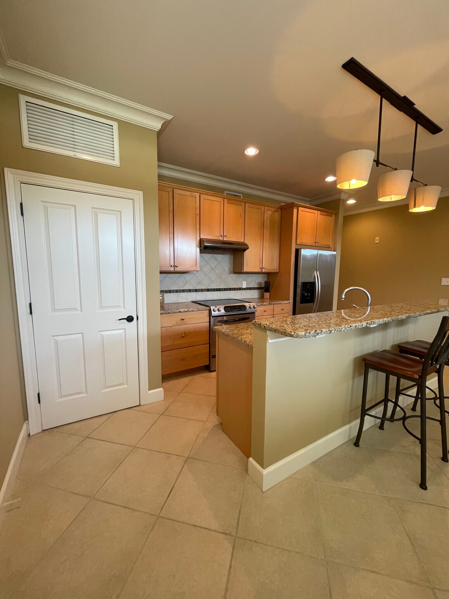 Building Photo - 415 E Romana St