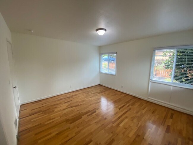 Building Photo - 340 Bishop Ave