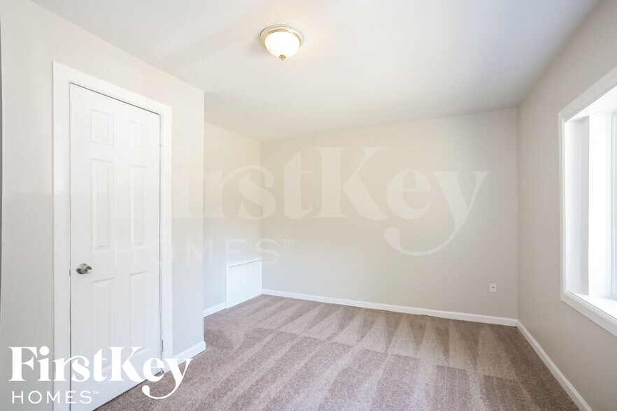 Building Photo - 5779 N Alton Ave