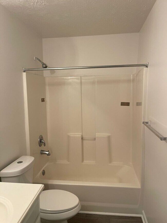 Building Photo - Modern 2-Bed, 1-Bath Oasis with Central Ai...