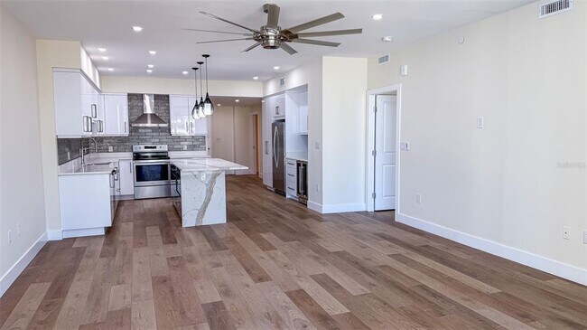 Building Photo - 1 Beach Dr SE