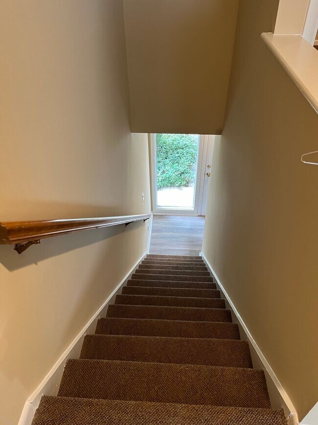 Building Photo - 2 Bedroom 1 1/2 Bath Townhome