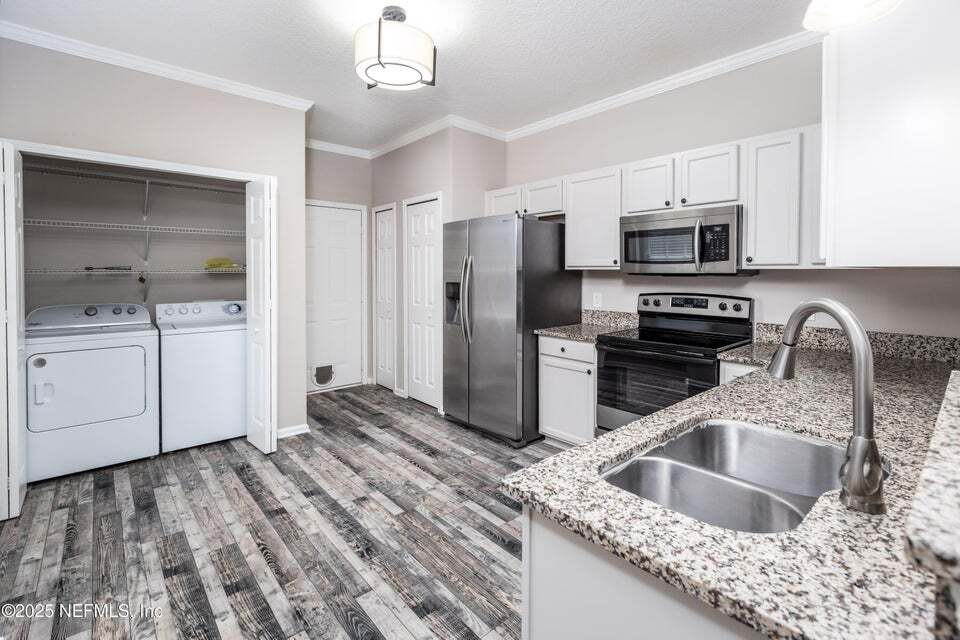 Building Photo - 230 Scrub Jay Dr