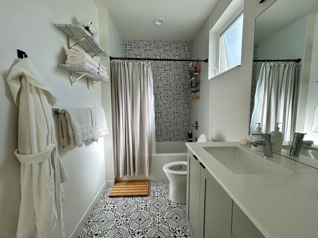 Building Photo - Spacious Ballard Townhome- 2 Bedrooms with Parking