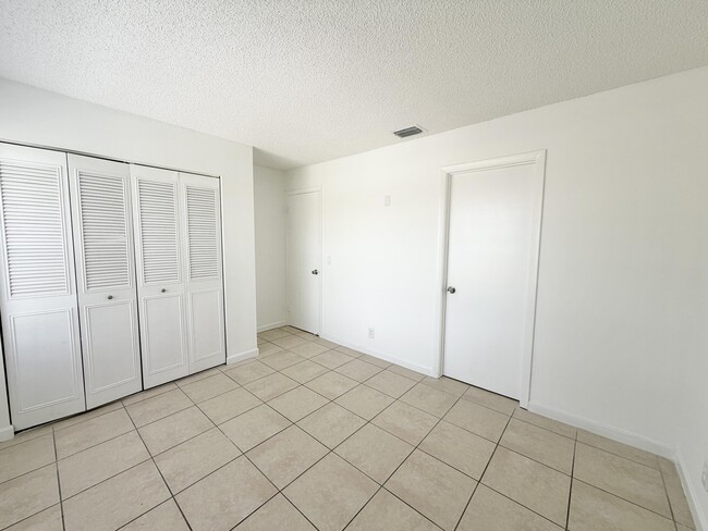 Building Photo - 799 Hill Dr