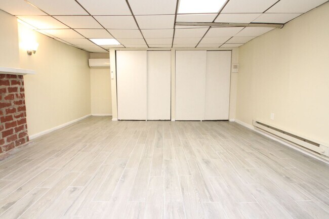 Building Photo - Spacious Bilevel 1 BR, 1.5 BA & More!*Avai...