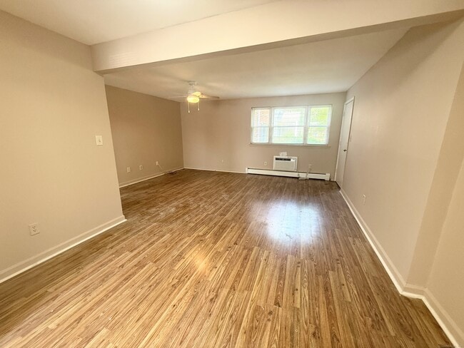 Building Photo - 10 Colonial Dr