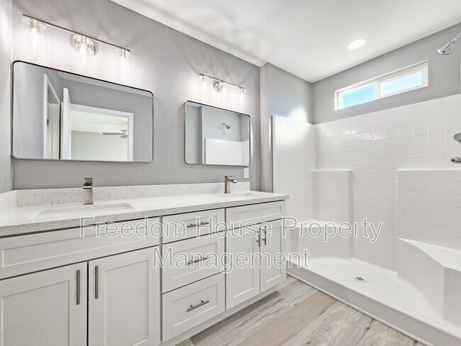 Building Photo - 831 Valiant Ave