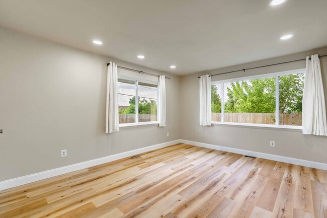 Building Photo - Charming 4-Bedroom Home with Spacious Yard in Rogers