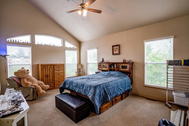 Building Photo - 4660 Farmingdale Dr