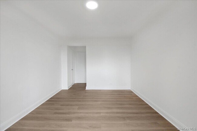 Building Photo - 3840 Greystone Ave