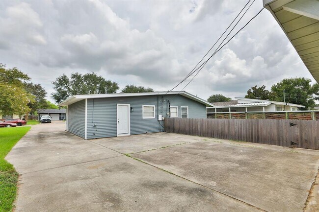 Building Photo - 3218 Cedarcrest Dr