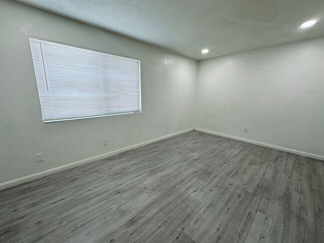 Building Photo - 4225 Stewart Ave