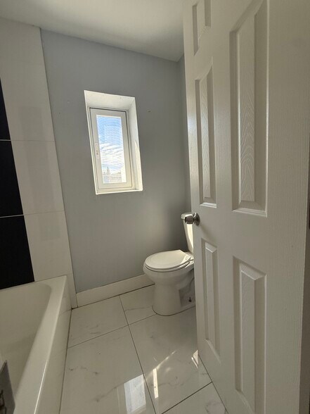 Bathroom - 614 N E St