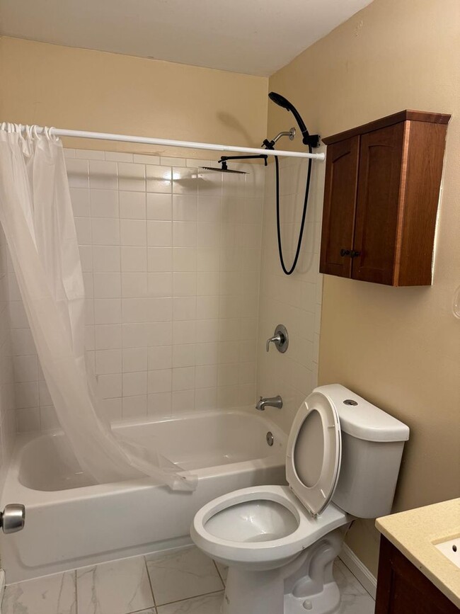 Building Photo - Recently Renovated 2 Bed 1 Bath Ready To M...