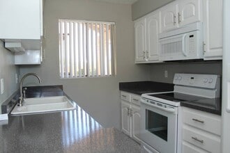 Building Photo - Renovated 2x2 Condo Located in N Phoenix!