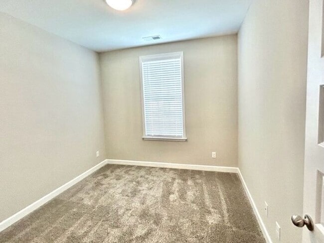 Building Photo - Now Leasing a 4-bedroom 2.5 bath home in M...