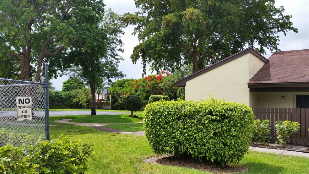 Building Photo - 5252 Bosque Ln