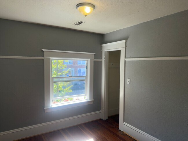 Building Photo - Bright and Spacious