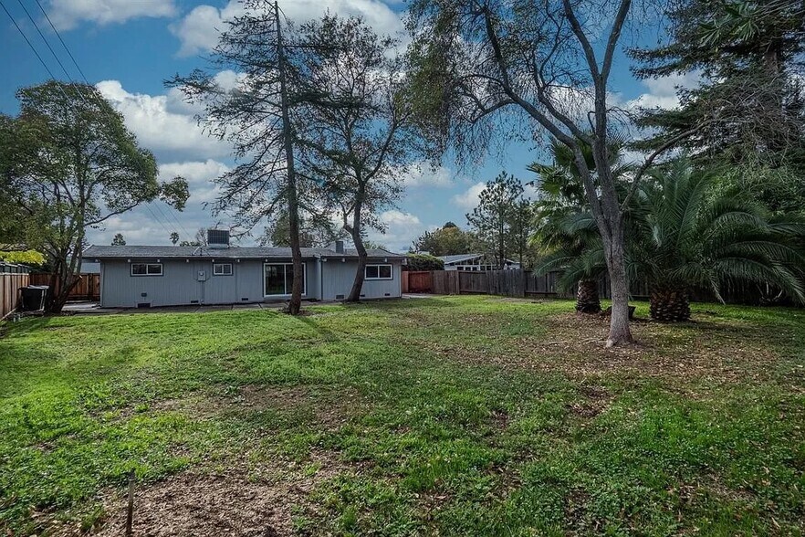 Building Photo - 4421 Robertson Ave