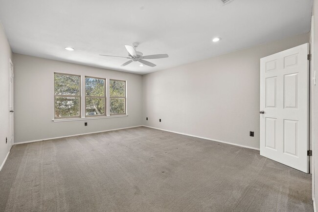 Building Photo - 4910 Pelham Dr