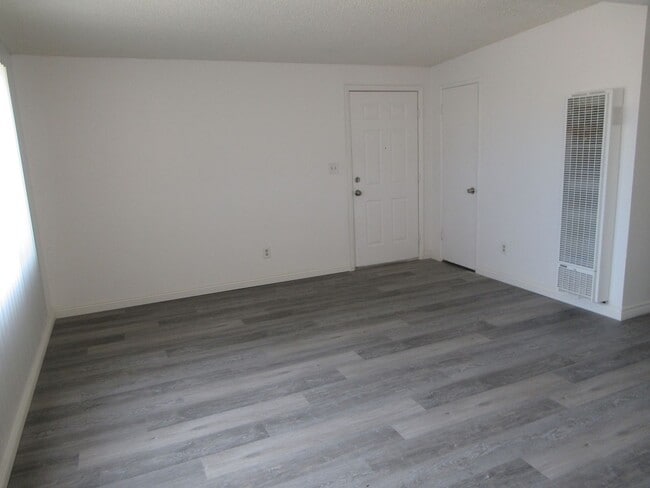 Building Photo - Gated 3 Bed/1 Bath With Big Backyard