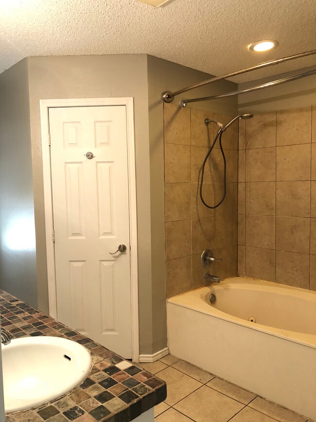 Building Photo - Pre-Leasing Self Showing - 4 bed 2 bath Mo...