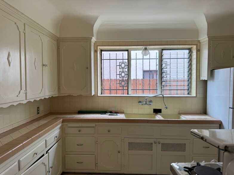 Kitchen - 1137 Meadowbrook Ave